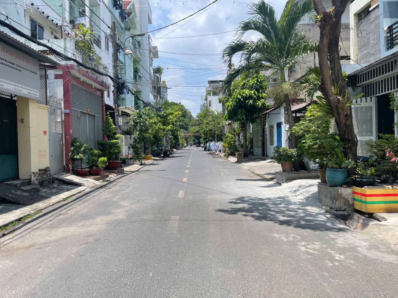BÁN ĐẤT TẶNG NHÀ CẤP 4 ĐƯỜNG 6M Ô TÔ ĐẬU CỬA, GẦN SÂN BAY TIỆN DI CHUYỂN MÀ KHÔNG ỒN, LH 0965526259 THÚY