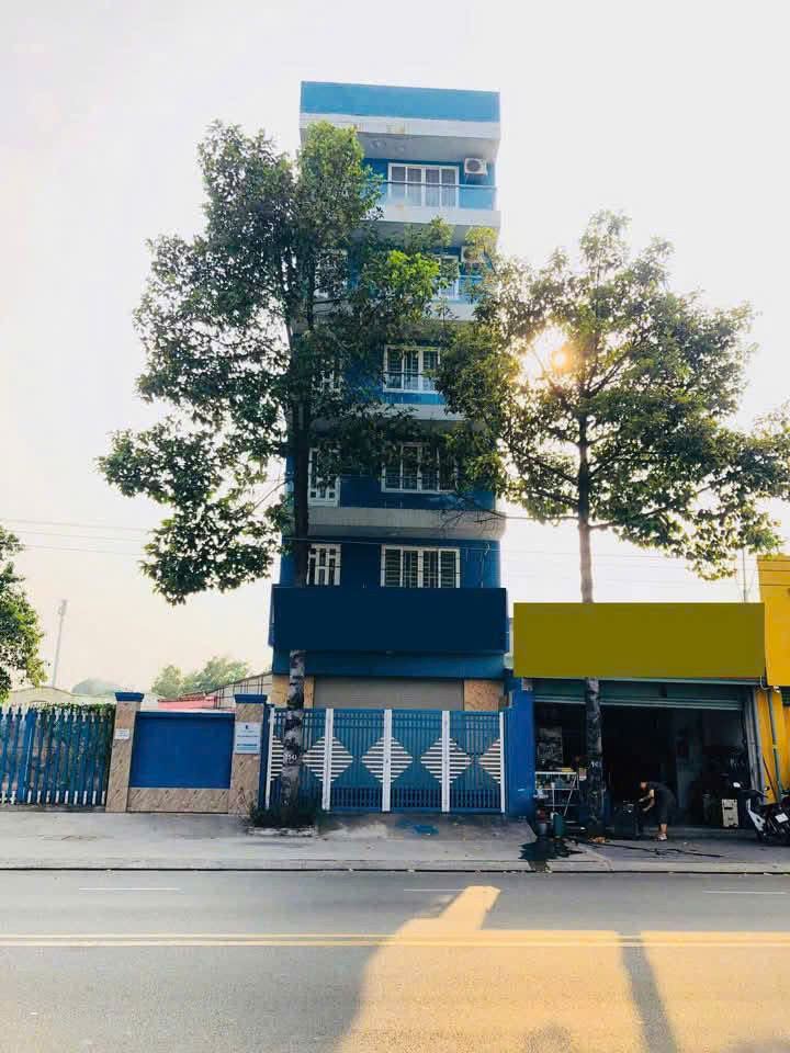 Cho Thuê Tòa Nhà 6 Tầng Thang Máy Tại Lê Hồng Phong – Thủ Dầu Một, Bình Dương.Diện tích: 6 x 30m (Tổng diện tích sử dụng: 650m²).40 triệu / tháng.Cọc: 2 tháng
