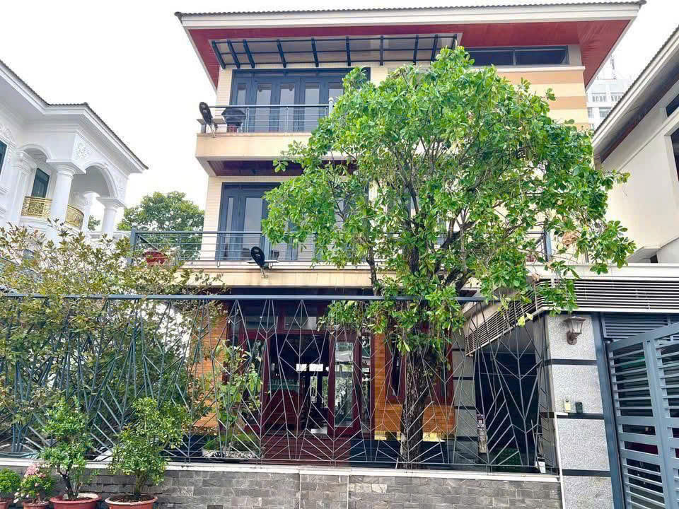 Cho Thuê Biệt Thự Sang Trọng Tại Phường Hòa Phú, TDM – 520m², Giá 45 Triệu Liên hệ: Chothuexuongmiennam.com - 0366632092