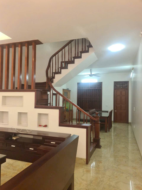 Nhà 132m2, 3 tầng nội thất đầy đủ, đường 2 ô tô đi //. sân để 2 con ô tô .5 phòng ngủ  không lỗi phòng thủy 5 phút ra chợ trường học siêu thị đường liên thôn
LH 0982972712 để đc xem nhà miễn phí