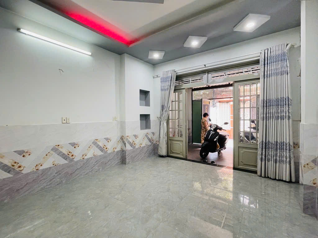 Bán nhà MẶT TIỀN giá trong hẻm-xe hơi vào nhà-ngay chợ Gò Vấp-khu VIP phường 4 chỉ 6tỷ hơn