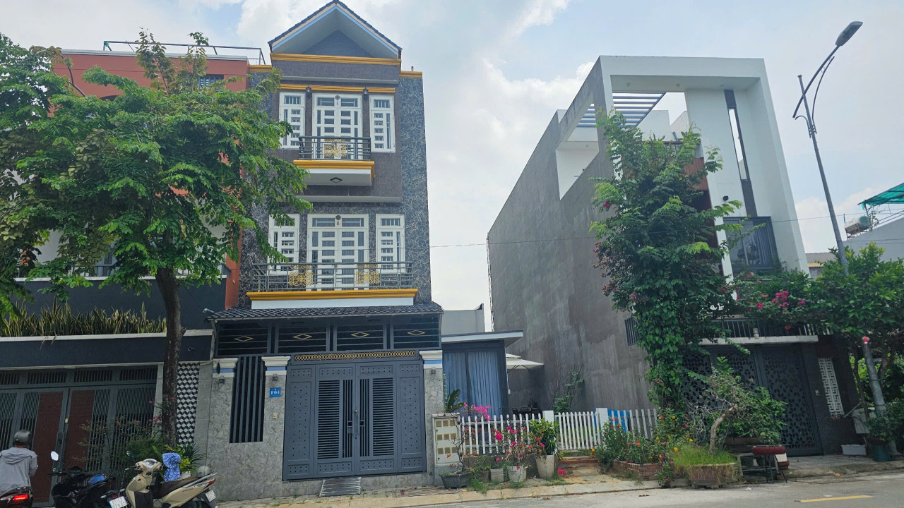 Nhà 1 trệt 2 lầu trong KDC Central Garden Lái Thiêu, Cách Chợ Lái Thiêu đúng 500m