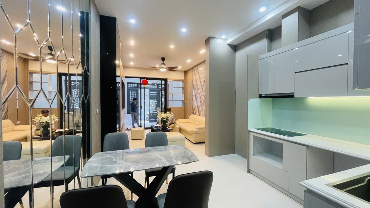 CẦN BÁN GẤP NHÀ BỒ ĐỀ – 5 TẦNG THANG MÁY – FULL NỘI THẤT LUXURY
Bồ Đề 53m², MT 3.8m, 5T, giá 12.5 tỷ – Long Biên