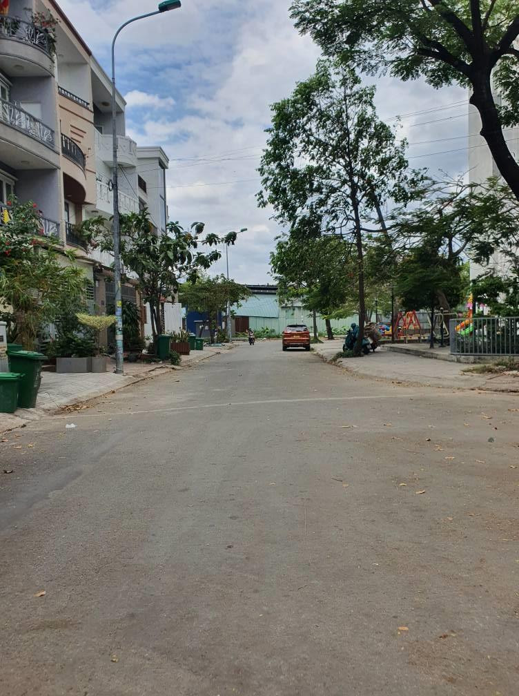 Bán nhà mặt phố Q.9, 70m2, 4 tầng, 5.8 tỷ, sổ đỏ