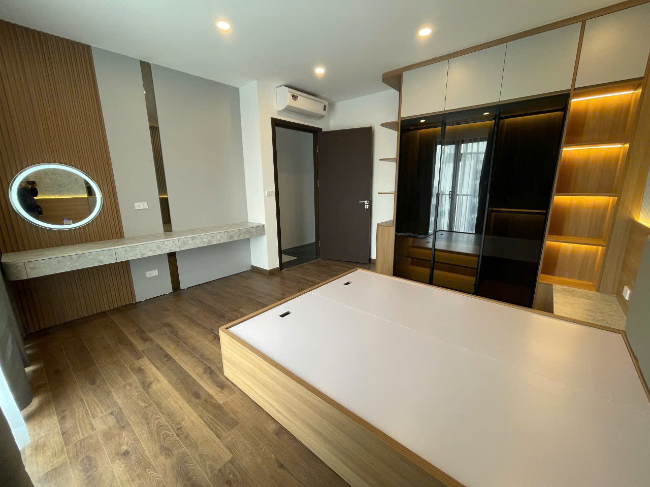 SIÊU PHẨM NGỌC THỤY - LONG BIÊN 🌟
🚪 Thang máy nhập khẩu - Nội thất Luxury - Gara ô tô
DT 50M-MT8,4-GIÁ 23 TỶ