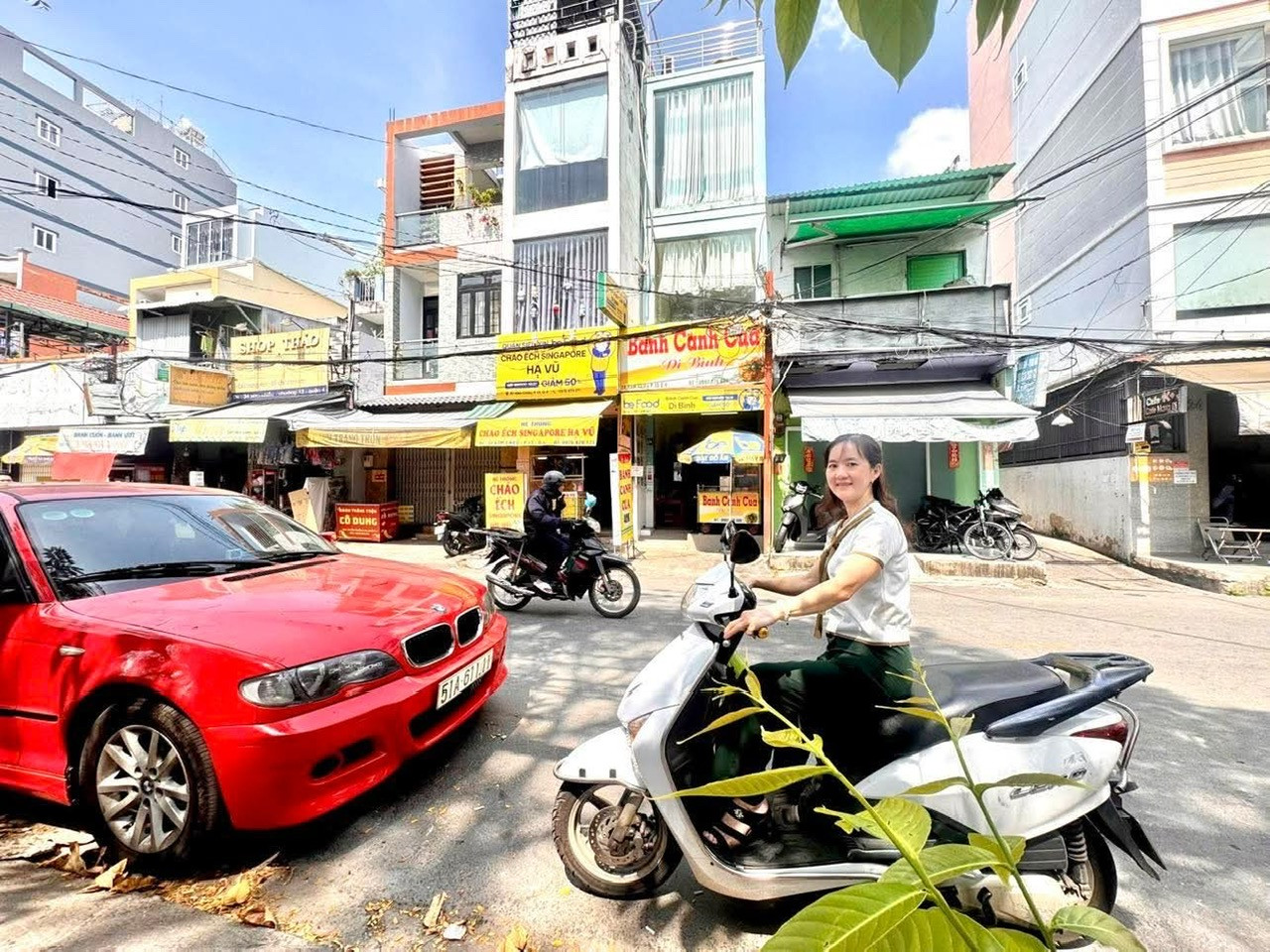 ĐỐI DIÊN TRƯỜNG TRUNG HOC NGUYỄN TRẢI -CÓ NHÀ CẦN BÁN- THUẬN TIỆN ĐI LẠI .XE HƠI TỚI CỬA.