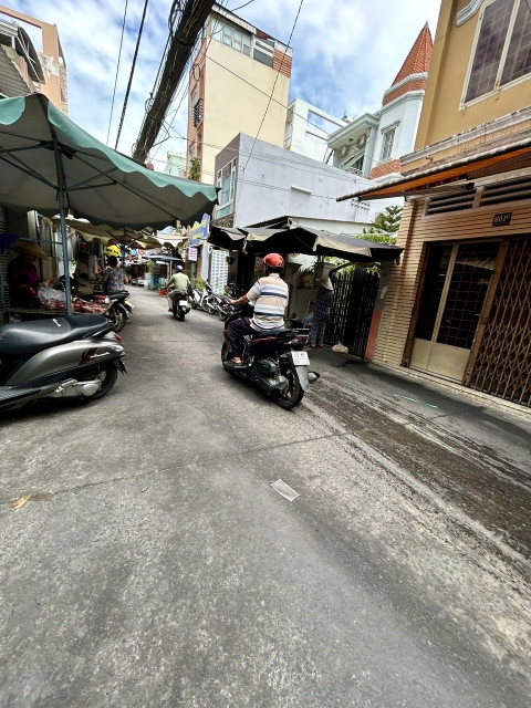 NHÀ NGAY MẶT TIỀN ĐƯỜNG ĐOÀN VĂN BƠ - CÓ LỌI THÊ KINH DOANH LỚN -- CÁCH VÀI CĂN ĐẾN NGÃ TƯ TÔN ĐẢN.