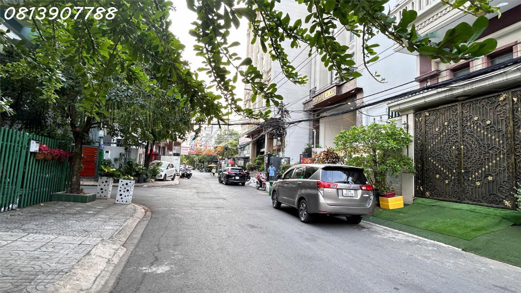 NHÀ ĐƯỜNG SỐ XE HƠI NÉ NHAU, CÁCH NGUYÊN THỊ THẬP VÀI BƯỚC CHÂN, PHƯỜNG TÂN QUY QUẬN 7, KẾ LOTTE, 5 TẦNG, 4 X 17M, NHỈNH 11 TỎI