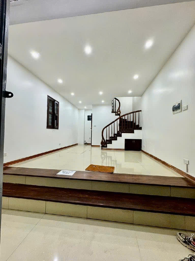 NHÀ DÂN XÂY LÔ GÓC, 33M, MT 4M, BA GÁC ĐỖ CỬA, SỔ ĐẸP, PHỐ LA THÀNH, BA ĐÌNH, GIÁ 7.05 TỶ