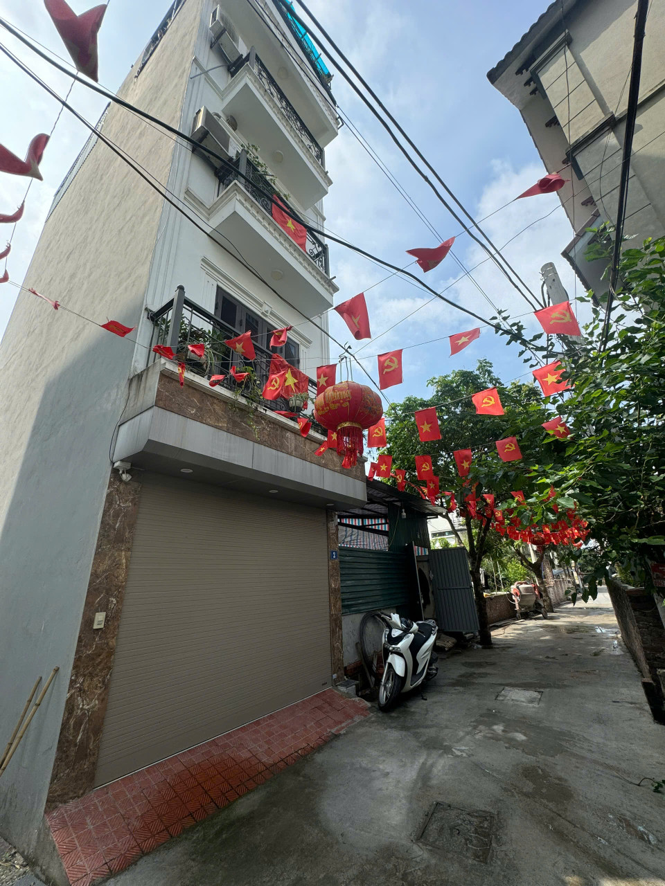 Bán Gấp Nhà Đẹp Phúc Lợi, 30m² , Ô Tô Đỗ Cổng – Gần Hồ Sen. 4.3 Tỷ!