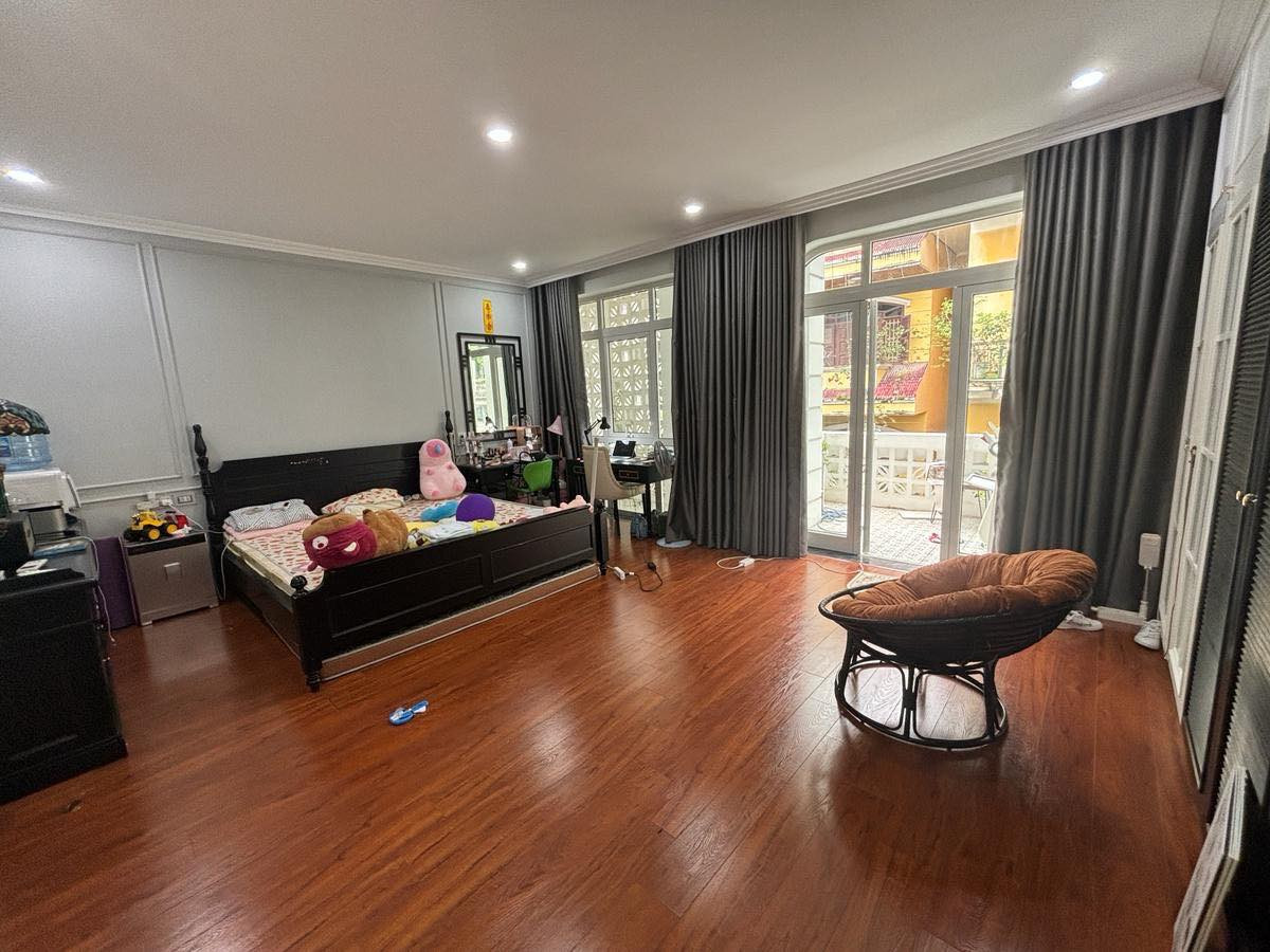 Hoàng Quốc Việt – 102m² – MT 6.5m – biệt thự ô tô tránh – 35 tỷ