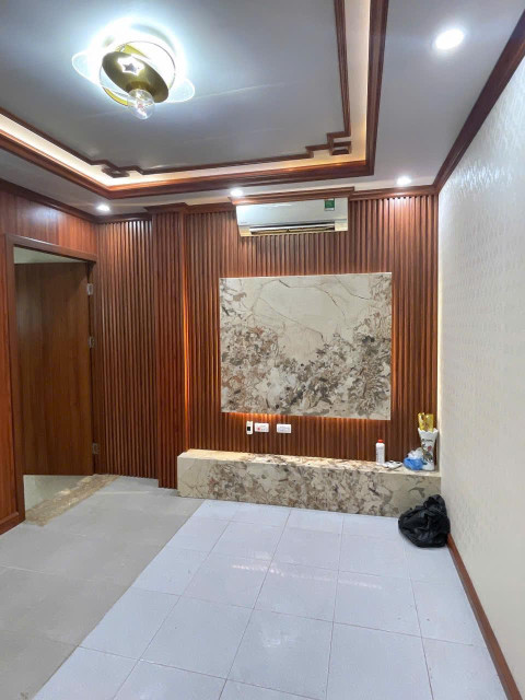 Chính chủ em cần căn tập thể tầng 1, 3 ngủ và 2Wc, tại Nguyễn Trãi, Siêu Vip, Mặt đường ô tô tránh và đỗ trước cửa, kinh doanh tốt. Giá nhỉnh 4 tỷ