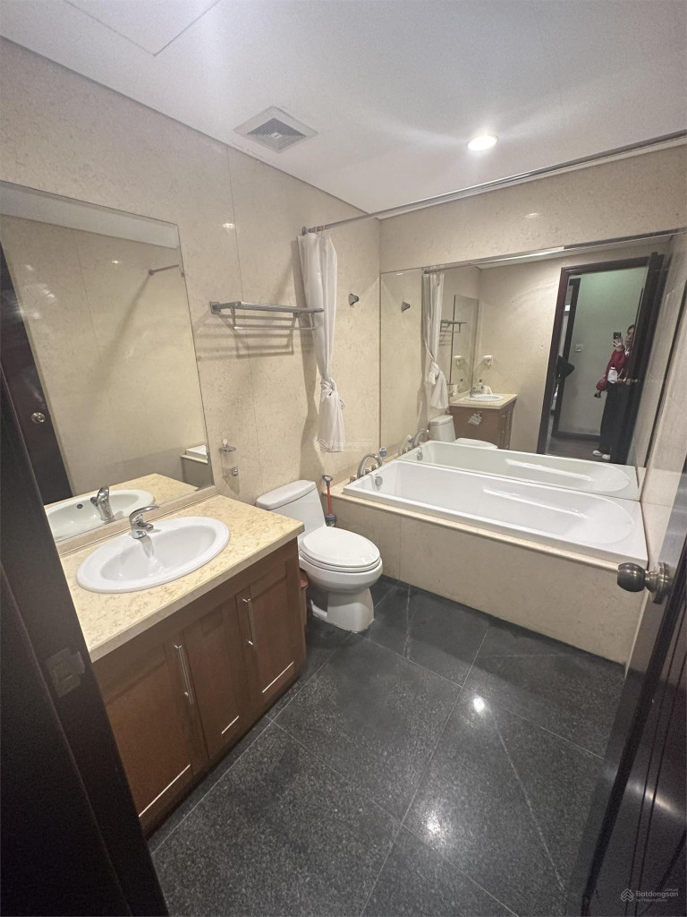 Chính chủ Cần bán căn hộ chung cư cao cấp 92m2, 2PN toà R4B Royal City Nguyễn Trãi,T Xuân
