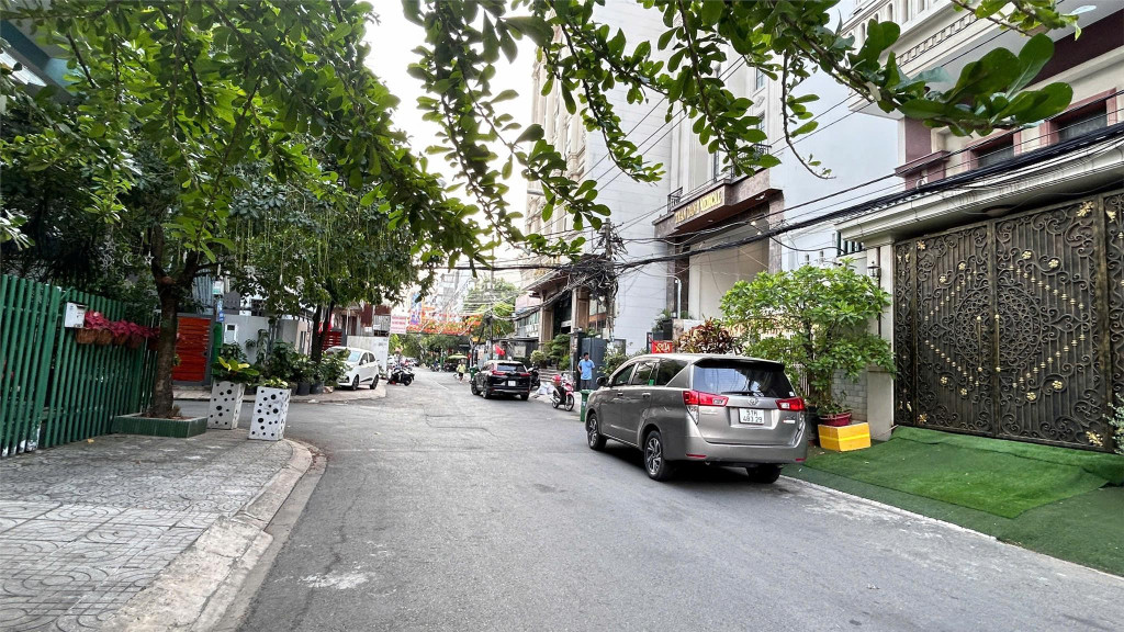 NHÀ ĐƯỜNG SỐ CÁCH TRƯỜNG ĐH TÔN ĐỨC THẮNG VÀI BƯỚC CHÂN, PHƯỜNG TÂN QUY QUẬN 7, KẾ BÊN LOTTE, 5 TẦNG, 4 X 17M, NHỈNH 11 TỎI
