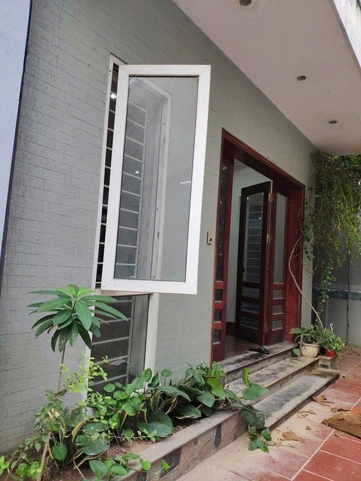 Cho thuê nhà nguyên căn sân vườn ngõ 180 Triều Khúc, Thanh Xuân. DT 70m x 3 tầng, giá 14tr.