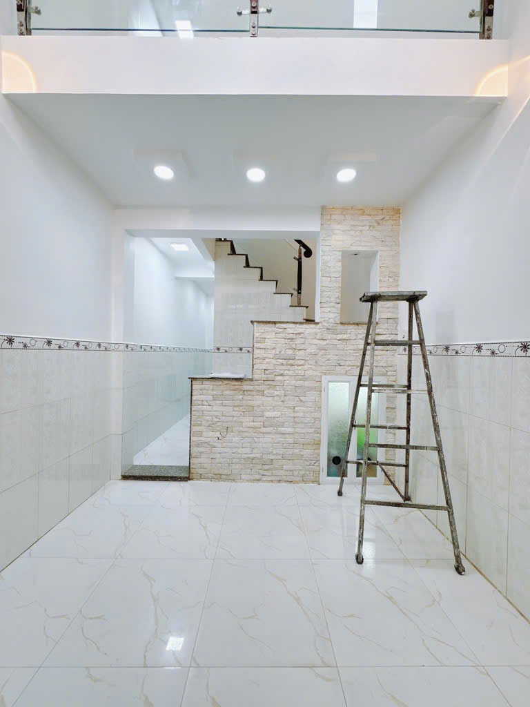 Cách mặt tiền 50 m trung tâm Q4 
CÓ 4 TỶ