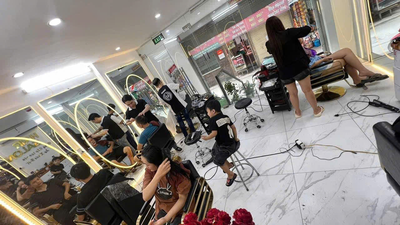 CHÍNH CHỦ CẦN SANG NHƯỢNG SALON TÓC TẠI HÀ NỘI Địa chỉ : ngõ 8 tổ 2 số nhà 84 Phú Đô , trục chính gần chợ phú Đô Nam Từ Liêm