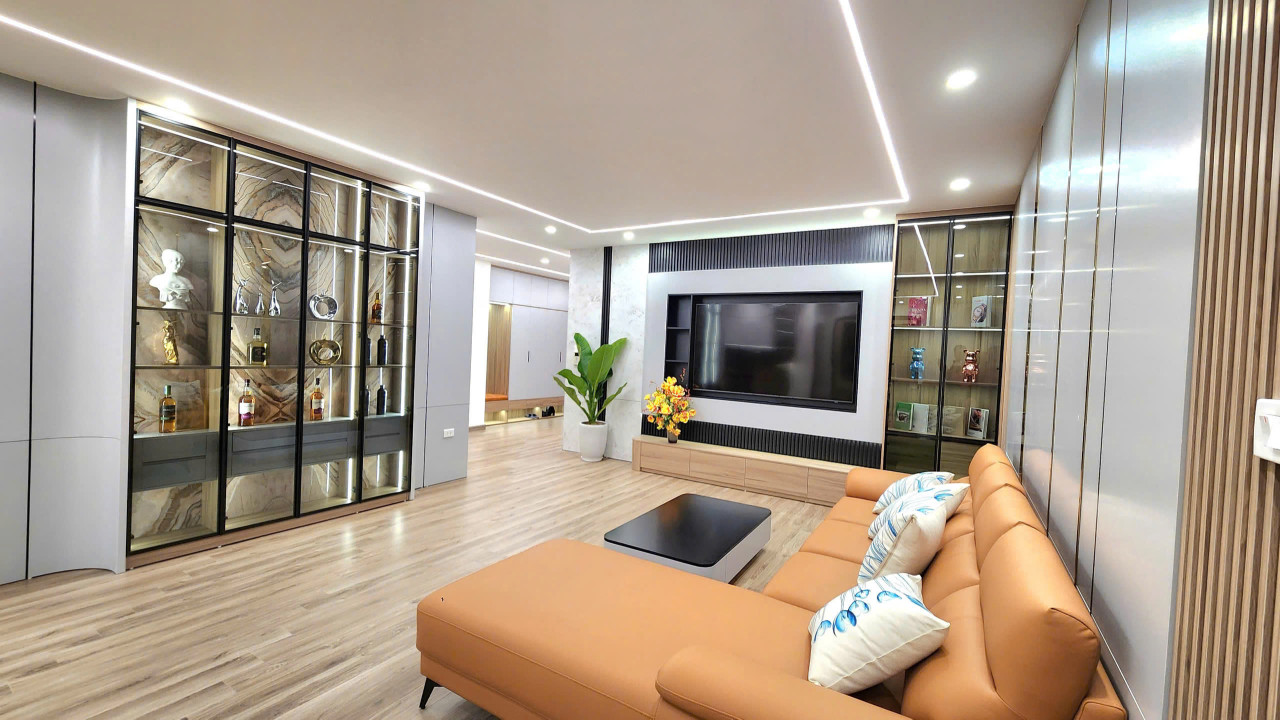 Bán nhanh căn 3 ngủ 3 WC, dt 181m2, tòa 25T1 Trung Hòa, nội thất mới đẹp long lanh không tì vết, như villa trên không