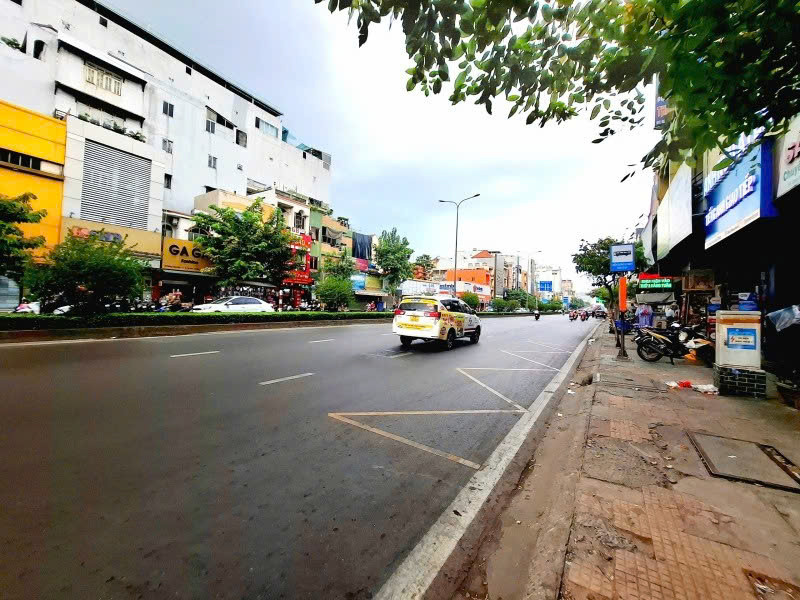 Bán nhà Mặt tiền Cộng Hòa gần Ấp Bắc - Núi Thành , DT: 3.5x23m, 3 Tầng - 7PN, 17.99 tỷ.