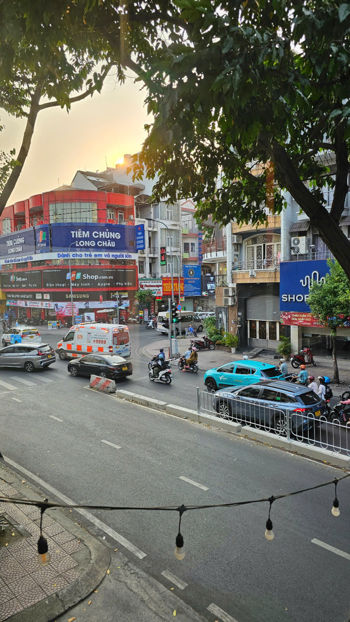 ĐƯỜNG XE HƠI NGAY NHÀ  HOÀNG DIỆU TRUNG TÂM Q4 
DIỆN TÍCH SD LÊN ĐẾN 90 M2 
CÓ 5 TỶ