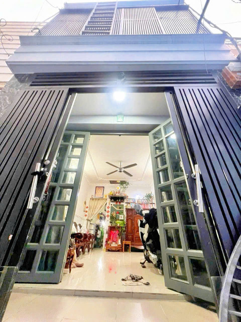 BÁN NHÀ ĐẸP  02 TẤM BTCT

 - Trục Đường Hoàng Diệu , Quận 4 HƠN 3 TỶ 

 Ngang 3.4x dài 11,7m
