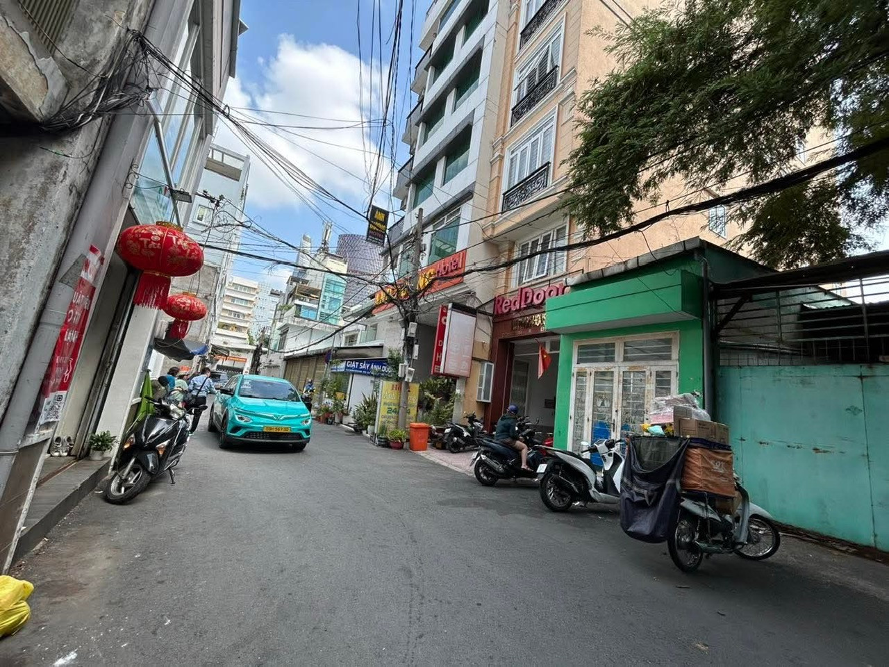 VỊ TRÍ NHÀ SIÊU VÍP  - NHÀ THÔNG RA HAI MẶT TIỀN . Đ.HOÀNG DIỆU VÀ ĐOÀN NHƯ HÀI -XE HƠI NGỦ TRONG SÂN.