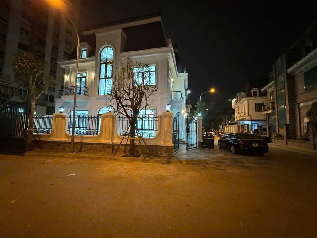 BIỆT THỰ SA ĐÔI - 3 MẶT TIỀN RẤT THOÁNG SÁNG - OTO CHẠY VÒNG QUANH - THÔNG 4 PHÍA, KD, MT SÊU RỘNG 3 tầng, 205m2, 3 mặt tiền