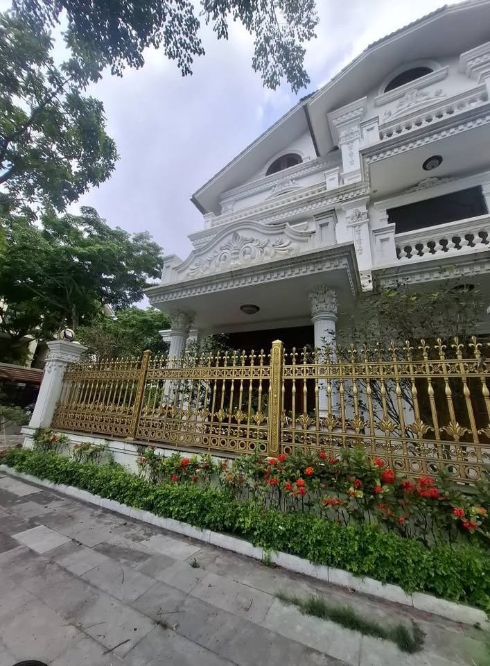 Bán Biệt Thự 3T Việt Hưng. 234m, MT 13m, vỉa hè rộng, giá siêu hợp lý chưa đến 200tr/m còn tl. LH 0936123469