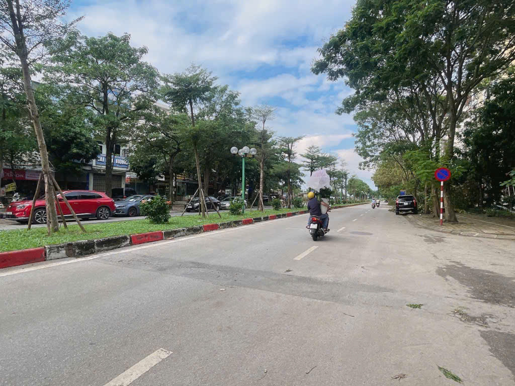 Lô đất siêu đẹp lô góc mặt hồ Vạn Hạnh Việt Hưng diện tích 245m mặt tiền rộng 18m 63 tỷ 9