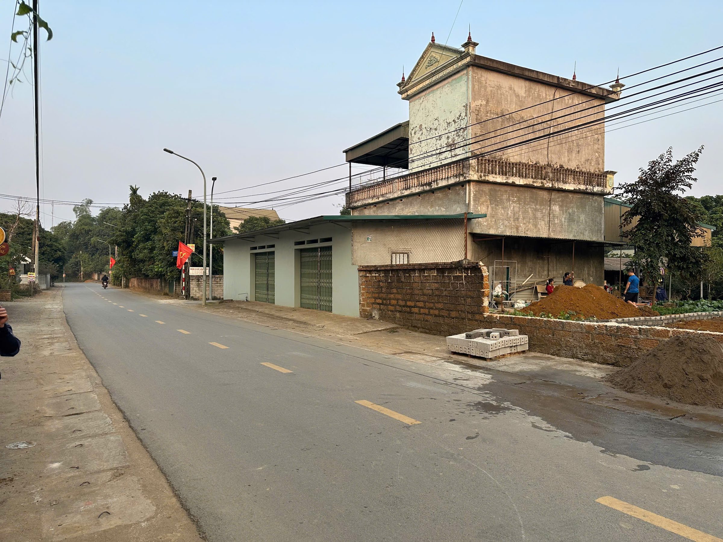 BÁN NHANH LÔ ĐẤT 100M2 SÁT NGÃ TƯ LỤC QUÂN - CÁCH QL21 CHỈ 150M