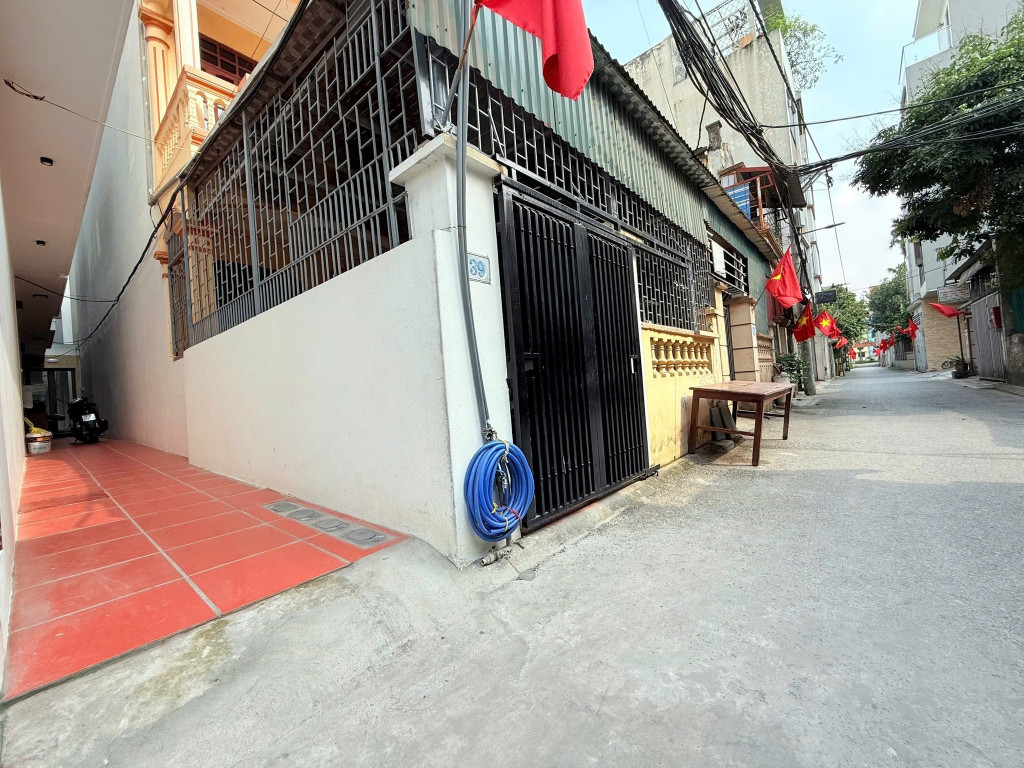 NHỈNH 5 TỶ XÍU Hàng Hiếm Giang Biên nhà đẹp 5T 1 nhà ra oto tránh. LH 0936123469
