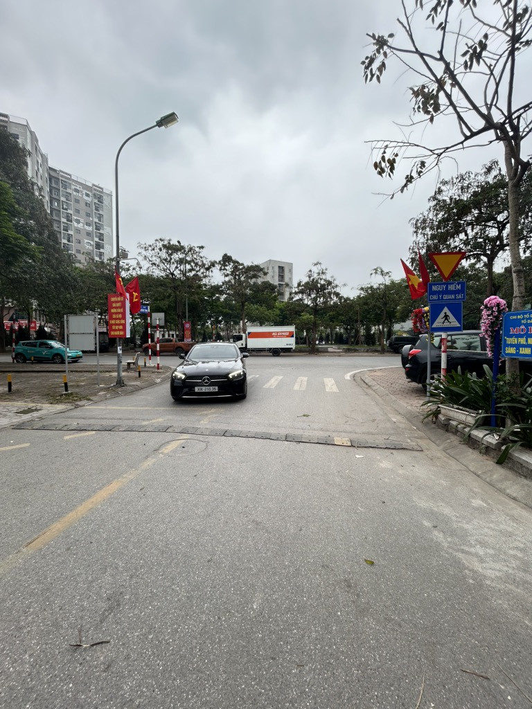Bán nhà C4 Giang Biên kẻ tạnh, oto thông, 60m x 4m hơn 10 tỷ có tl. LH 0936123469
