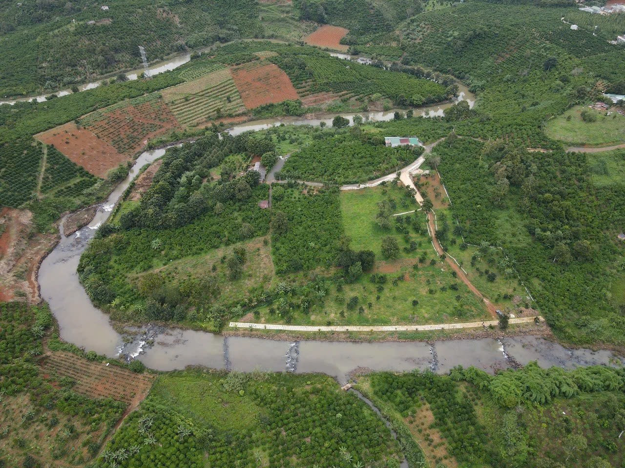 BÁN LÔ ĐẤT VƯỜN GIÁP SUỐI CÓ VƯỜN CÂY ĂN TRÁI, CÓ THỂ XÂY DỰNG HOMESTAY NGHỈ DƯỠNG GIÁ 2ty5