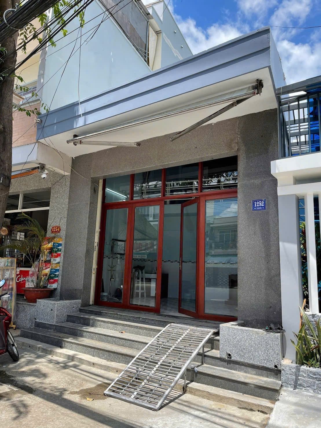 Nhà cấp 4 mặt tiền kinh doanh đường 23/10, Vĩnh Hiệp, Tây Nha Trang

📐Diện tích: 85m2, ngang 5m 
🏠Gồm có 3 phòng ngủ, phòng khách, toilet, bếp
- Hướng đông nam