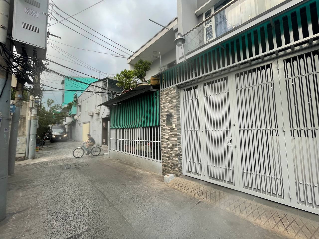 Bán nhà CN 100m2, Hẻm xe hơi 5m thông Đường Hoa Bình, Quận Tân Phú