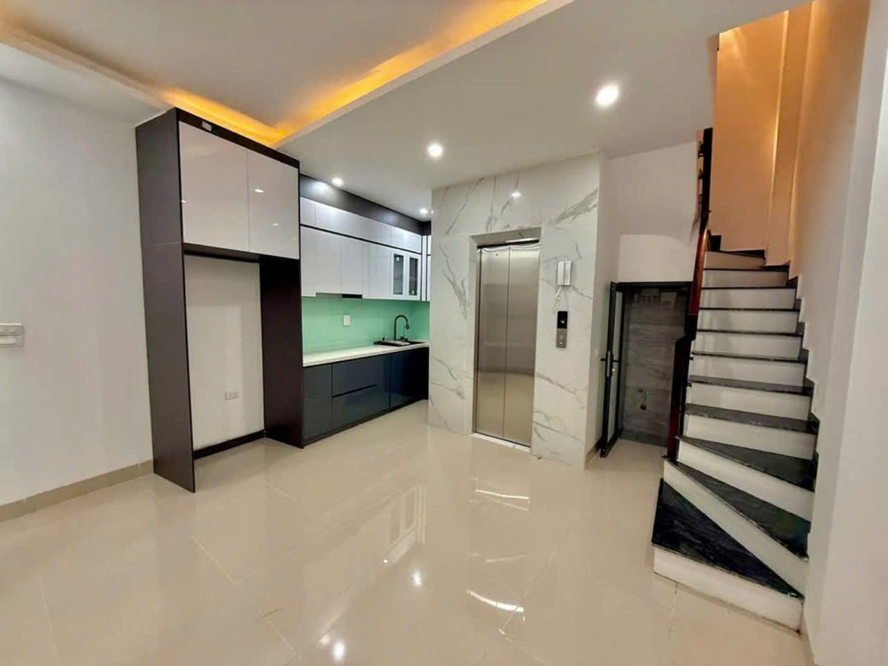279 ĐỘI CẤN- CHỈ NHỈNH 8 TỶ- NHÀ MỚI 6 TẦNG - THANG MÁY - Ở LUÔN
- 50M RA OTO
