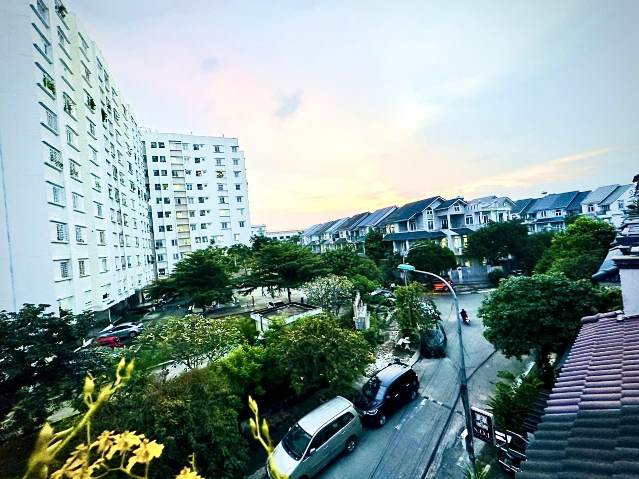 BÁN NHÀ PHỐ KHU PHÂN LÔ VIP THỦ ĐỨC - GIẢM SỐC 2 TỶ, GIÁ CHỈ 13.5 TỶ
✨ Gần Vincom, tuyến Metro, tiện ích cao cấp đầy đủ.
🏡 Cơ hội sở hữu nhà phố đẳng cấp với mức giá không thể tốt hơn!