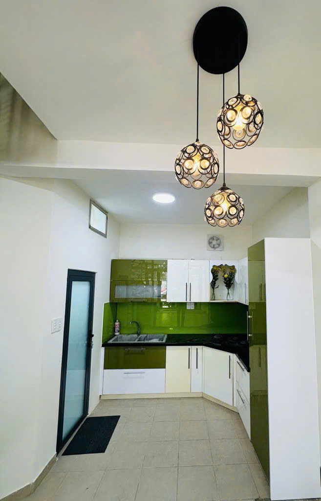 Bán nhà quận 10, Cách Mạng Tháng 8, 35m2, 2 tầng, hẻm xe hơi, 6.3 tỷ