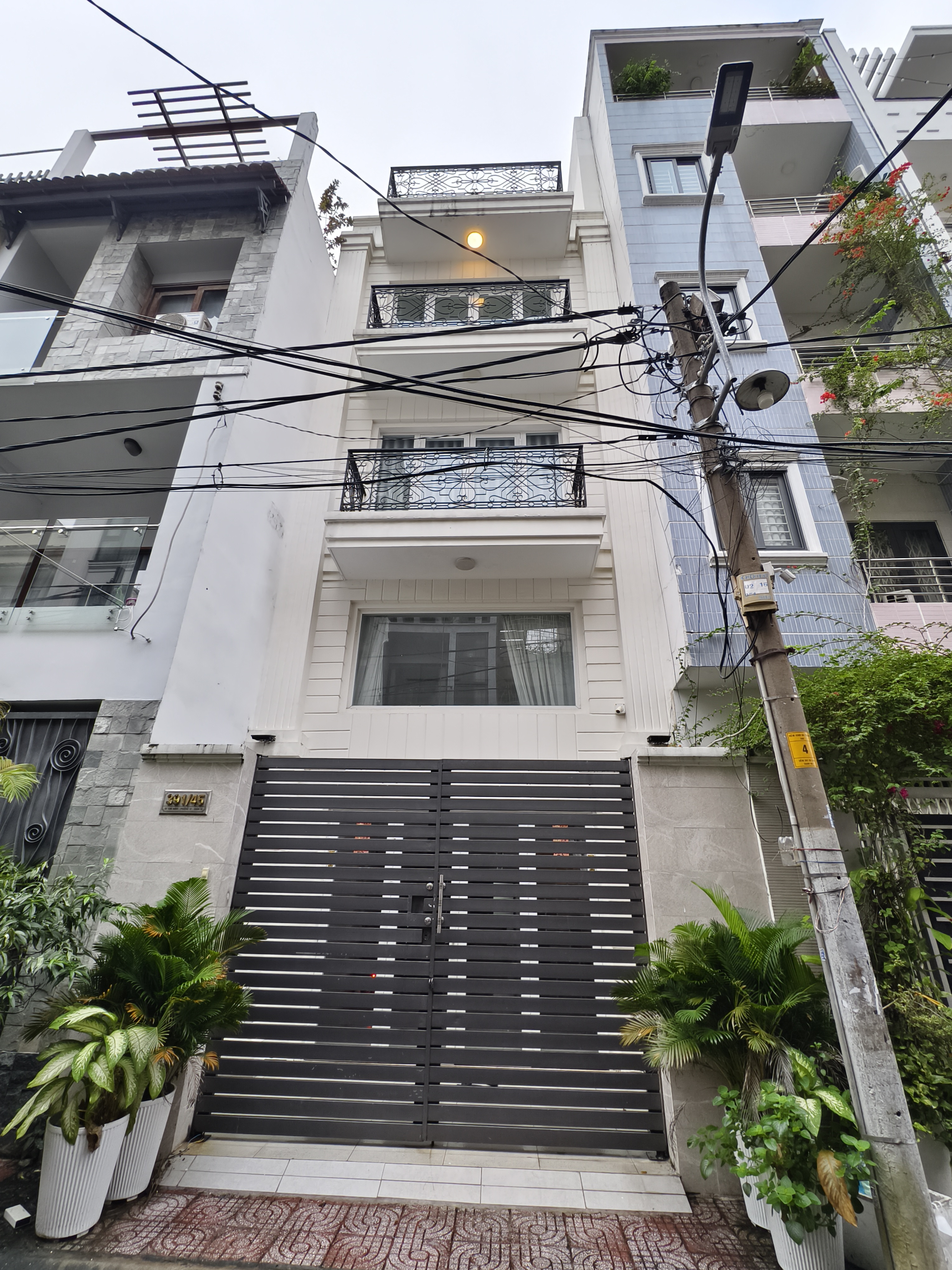Bán nhà Quận 10 - 4,8 x 17 x 6 tầng - 350m2 sàn - khu phân lô gần Vạn Hạnh Mall