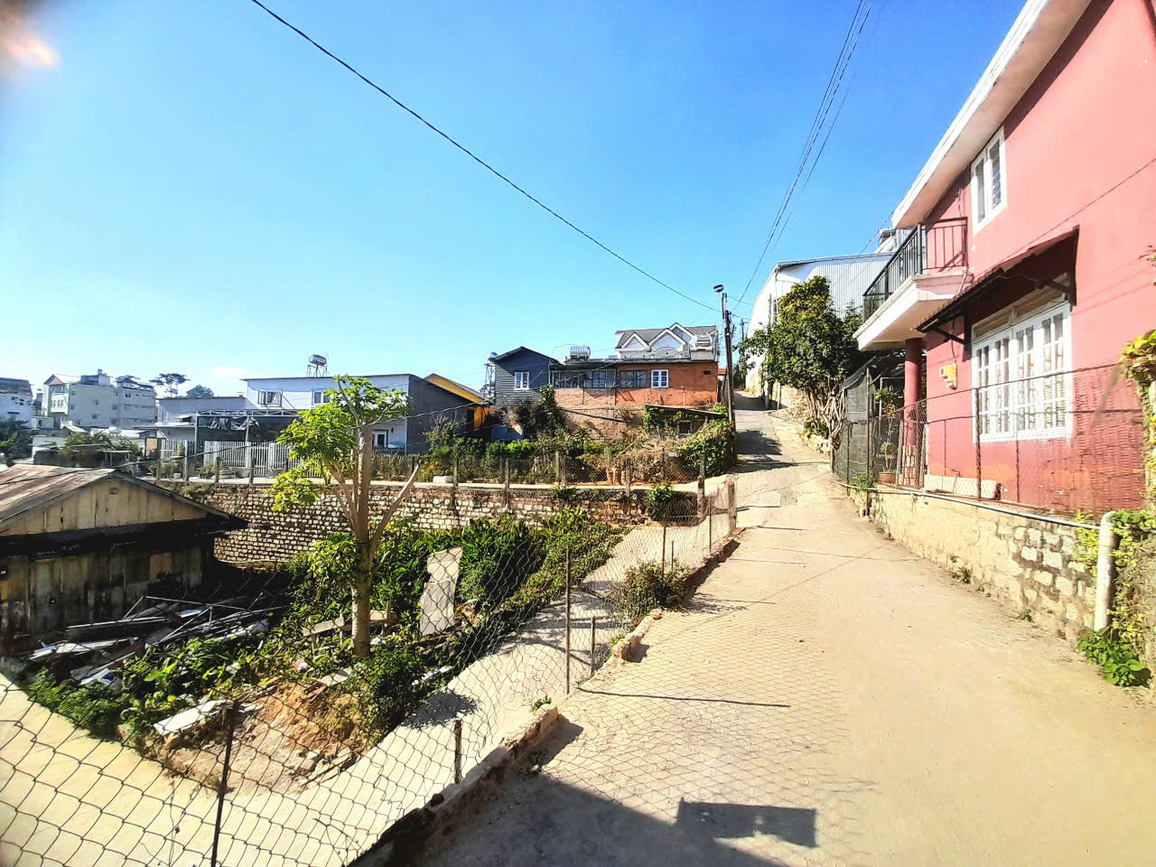 Bán nhà 2 mặt tiền có view sân đậu xe, cách Hồ Xuân Hương hơn 700m