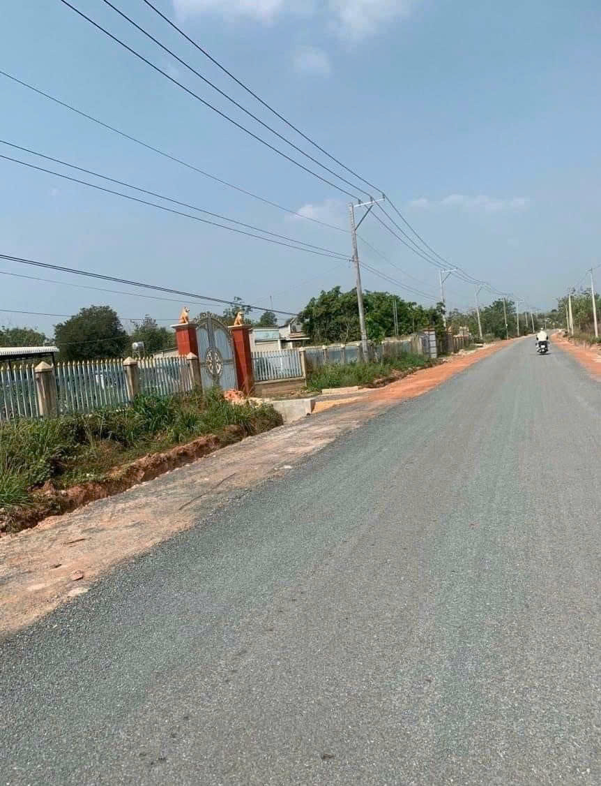 Đất nằm ngay mặt tiền đường 8m đang thi công mở rộng, vị trí vàng giao thương sầm uất.Tổng 300m2, trong đó có sẵn 100m2 thổ cư, pháp lý minh bạch, sổ hồng riêng