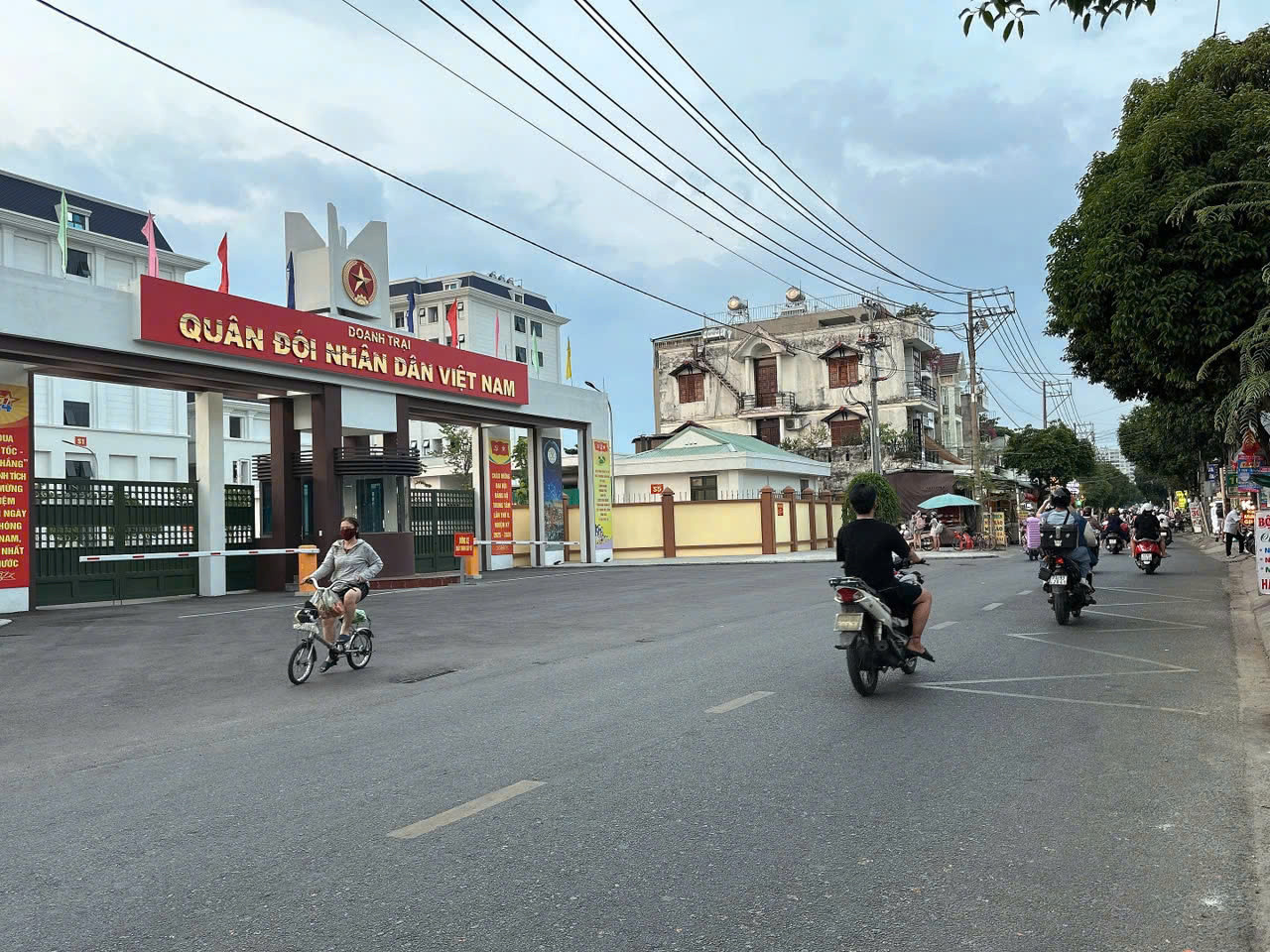 Bán KHÁCH SẠN 8 tầng mới ngang 10M 55P Lê Văn Khương 260m2 TN 350tr gần NM Bia 35 tỷ.