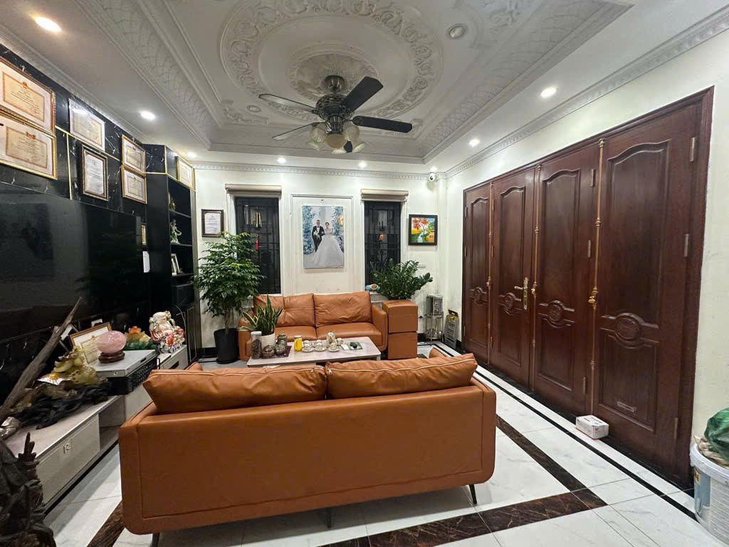 SIÊU HIẾM MẶT PHỐ NGUYỄN VĂN CỪ LONG BIÊN- BÁN ĐẤT TẶNG NHÀ 3 TẦNG - DT: 98M2 - VỊ TRÍ ĐẮC ĐỊA MẶT PHỐ KINH DOANH SẦM UẤT.