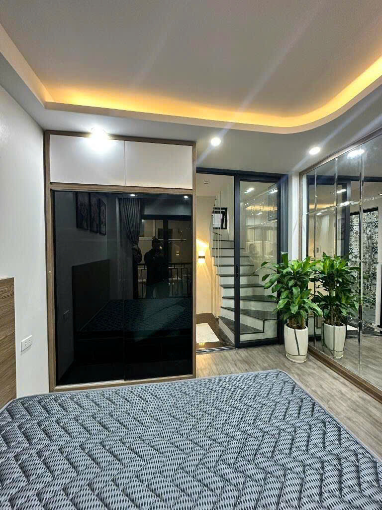 SIÊU HIẾM - NHÀ PHÂN LÔ CÁN BỘ - Ô TÔ VÀO NHÀ - GẦN PHỐ NGUYỄN VĂN CỪ LONG BIÊN. DT: 42M2 X 4 TẦNG - CHỈ 10.6 TỶ  CÓ TL.
