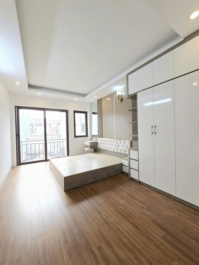 NHÀ MỚI ĐỦ NỘI THẤT Ở LUÔN Thạch bàn 36M2 X  5 TẦNG,MẶT TIỀN  4M, 5.6 tỷ Long Biên.