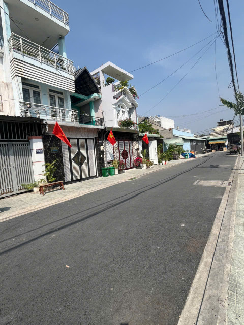 Nhà MT 4pn trệt lầu, 4x20m, hẻm 8m thông, giá siêu rẻ 7.5tr