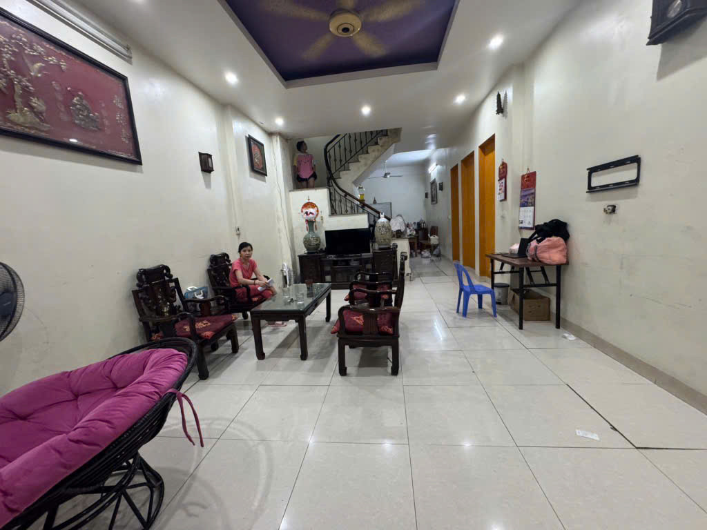 Bán đất Ngọc Thuỵ tặng nhà 4 tầng- View công Viên Vỉa hè đá bóng- mặt tiền lớn-80m nhỉnh 23 tỷ( Thương lượng
0