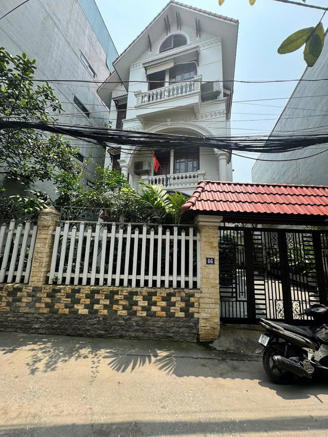 NHÀ MỚI NGÕ THÔNG Ô TÔ VÀO NHÀ  Ngọc Thụy-Long Biên 200 m2,X 4 tầng, mặt tiền 12m, 25 tỷ.