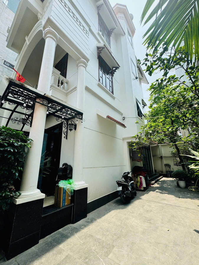 HIẾM - NGÕ THÔNG - 4 THOÁNG - GARA Ô TÔ - BIỆT THỰ SÂN VƯỜN  Ngọc Thụy 200m2,X 4 tầng,25 tỷ Long Biên.