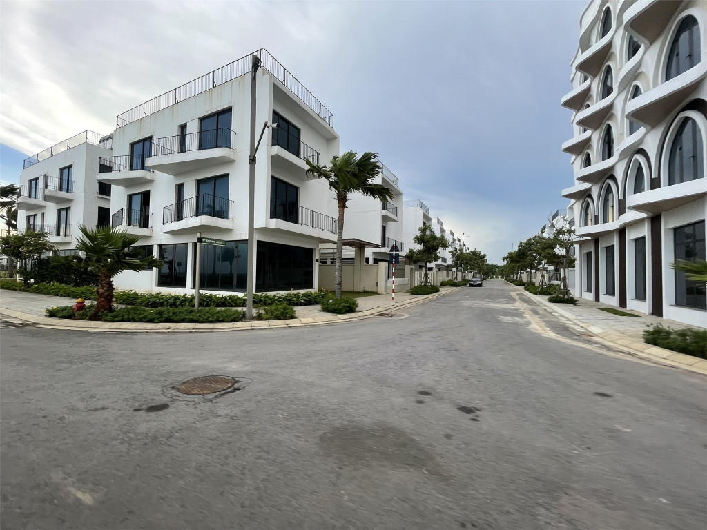 SHOPHOUSE  MẶT BIỂN. VLASTA - SẦM SƠN. GIÁ 6 TỶ. SANG TÊN NGAY. LH: 0966 343 969